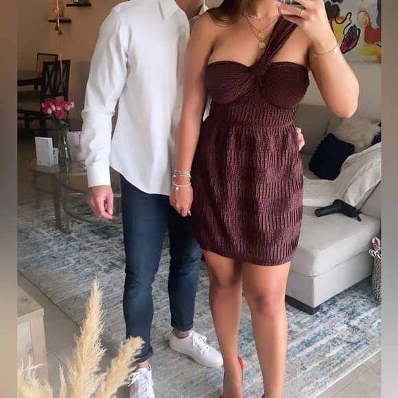 Alexis
Luksa Dress - Picture 6 of 8